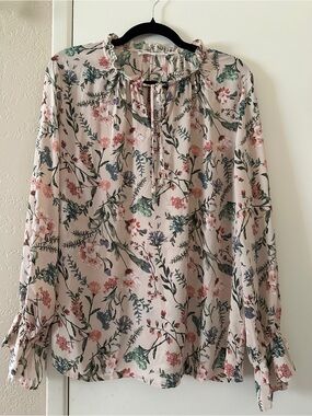 Violet & Claire Tie-Neck Blouse Size Large Pink Blush Floral